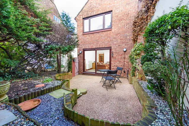 Courtyard Cottage with private parking