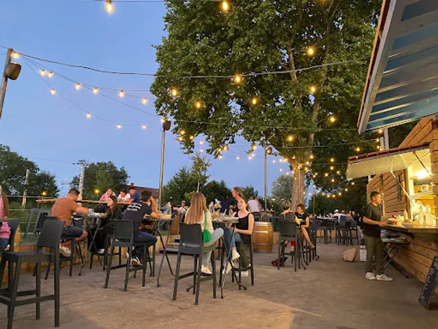 La guinguette : Quai de la fontaine