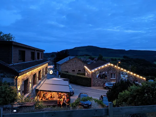 AUX ECURIES DE LA REINE