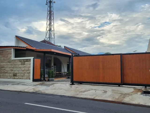 Modern Guest House Jember 168