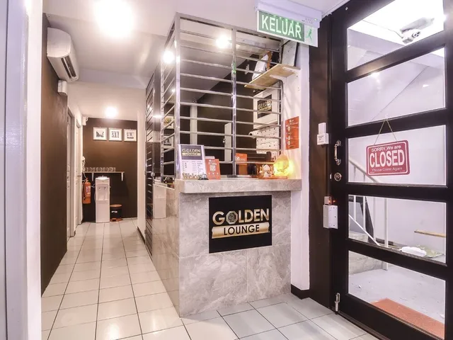 Super OYO 89465 Golden Lounge