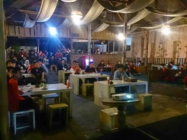 Warung Lincak Hotspot Cafe & Resto