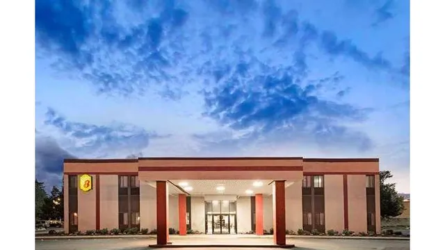 Super 8 by Wyndham Brockton