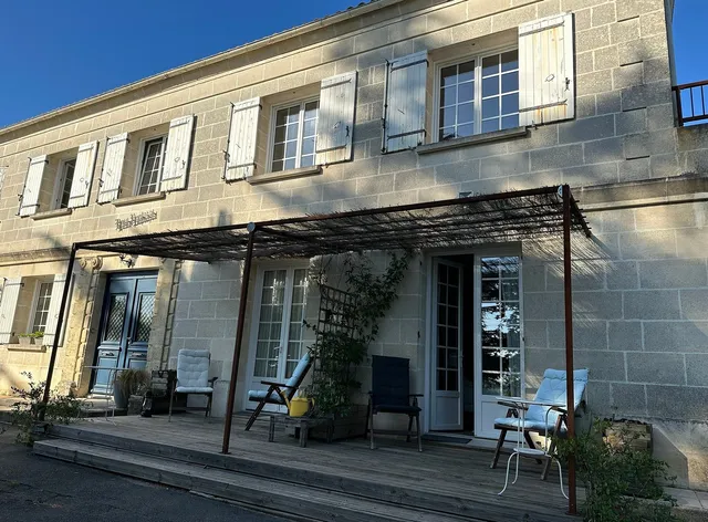 A L'ombre De La Treille