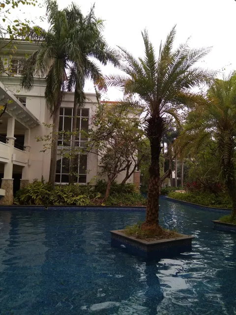 三正半山酒店游泳池