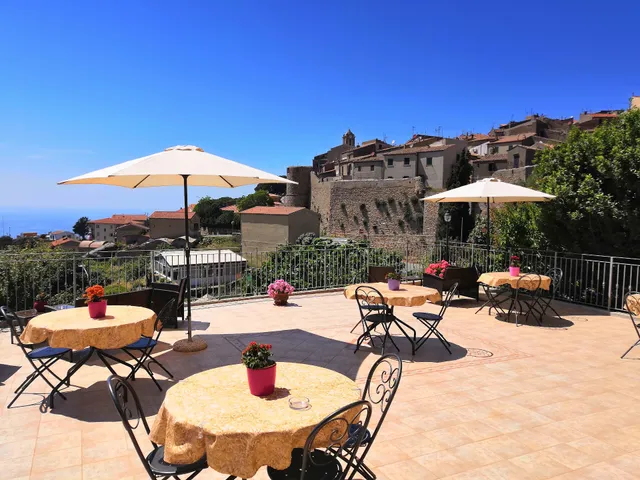 Landini Angelo: Affittacamere Isola del Giglio, Castello