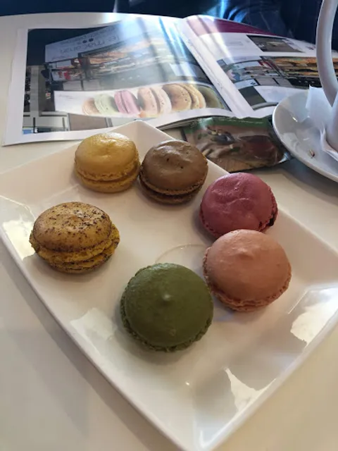 Le Macaron French Pastries