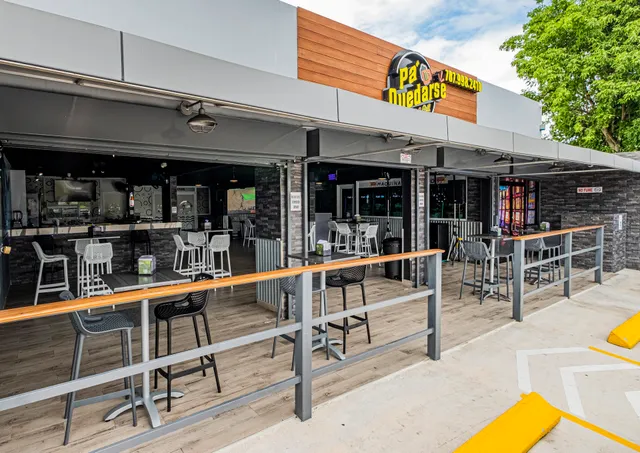Pa' Quedarse Bar & Grill