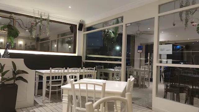 Cheelicious Bakery & Cafe