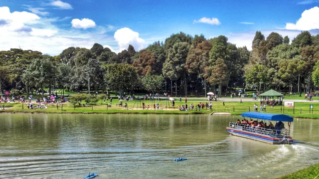 Lake Park Simon Bolivar