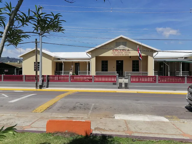 Hotel y piscinas La Arboleda