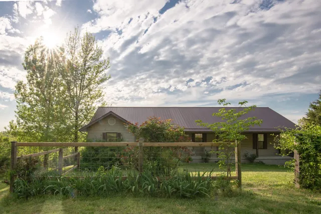 Dogwood Hills Guest Farm