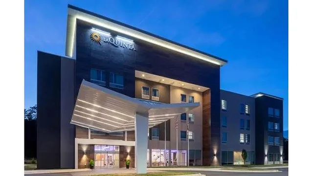 La Quinta Inn & Suites by Wyndham Greensboro Arpt High Point