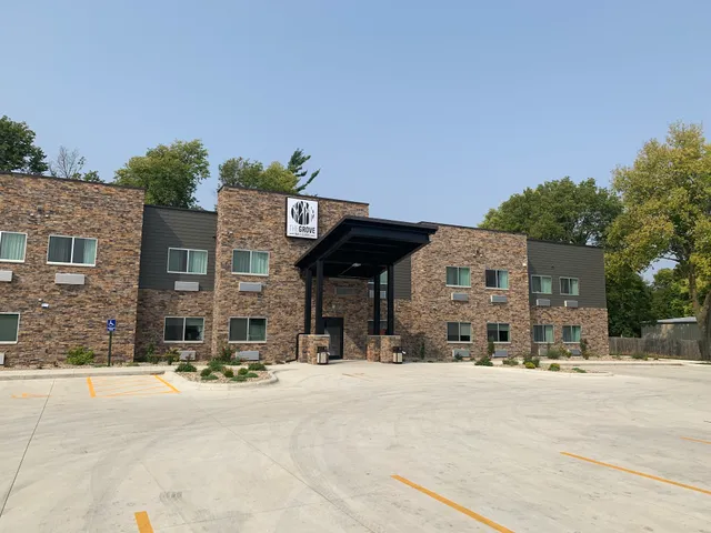 The Grove Inn and Suites