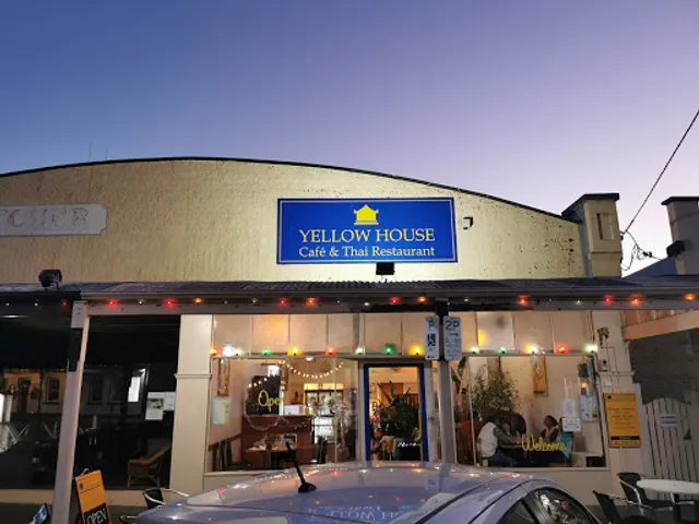 Yellow House Cafe & Thai Restaurant