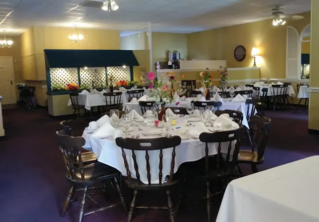 Four Oaks Restaurant & Lounge