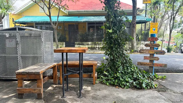 October Six Café Bistró