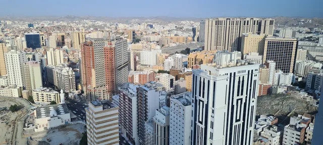 مدخل نزلاء فنادق جبل عمر بالسيارة