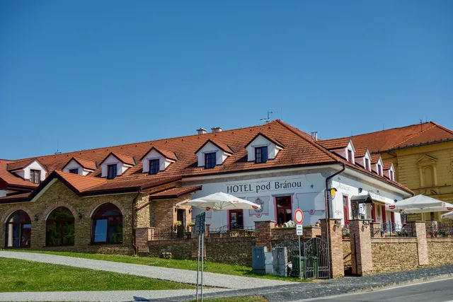 Hotel under the Gate