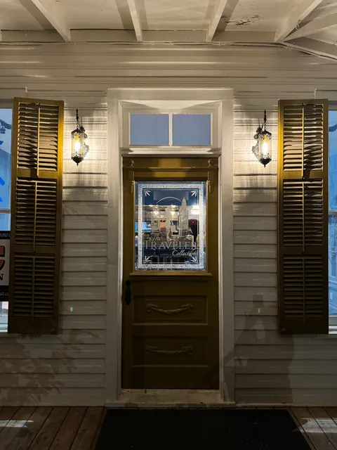 Lost Luggage Bar & Lounge