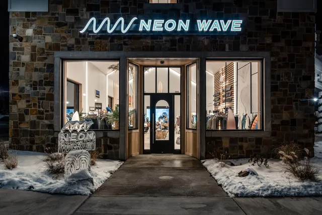 Neon Wave - Flagship