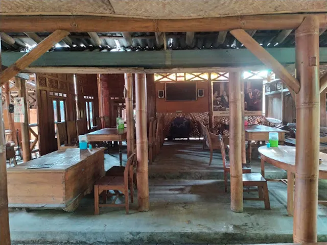 Warung Makan Kebon Ndhelik Pusat - Spesial Ayam Goreng Kampung dan Jerohan Sapi