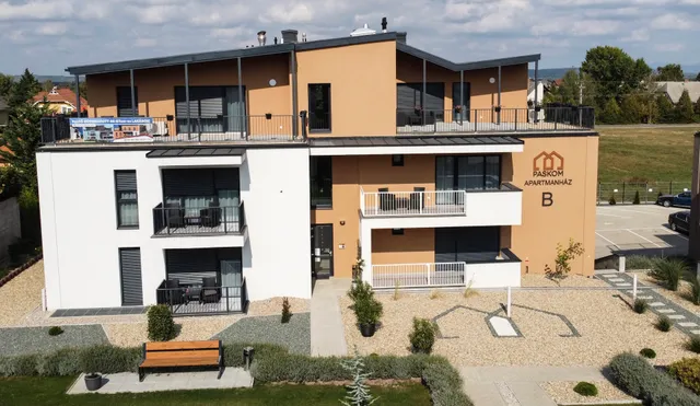 Paskom Apartmanház, Nyergesújfalu