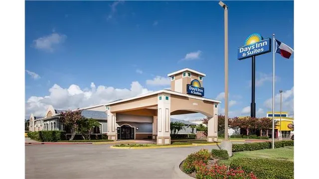 Days Inn & Suites by Wyndham Corpus Christi Central