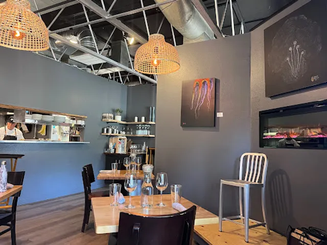 Oshens Restaurant, Deli & Market