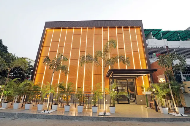 Hotel Yellow Courtyard