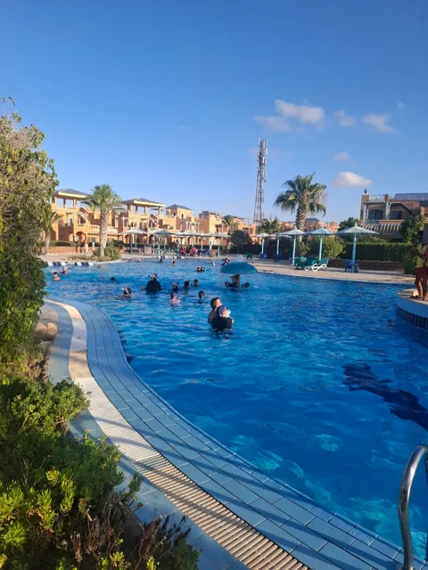 رويال بيتش راس الحكمة