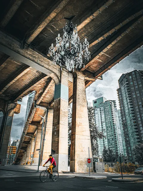 Spinning Chandelier (Rodney Graham, 2019)