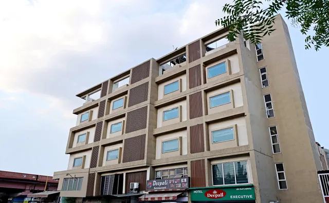 OYO 8600 Hotel Deepali Executive