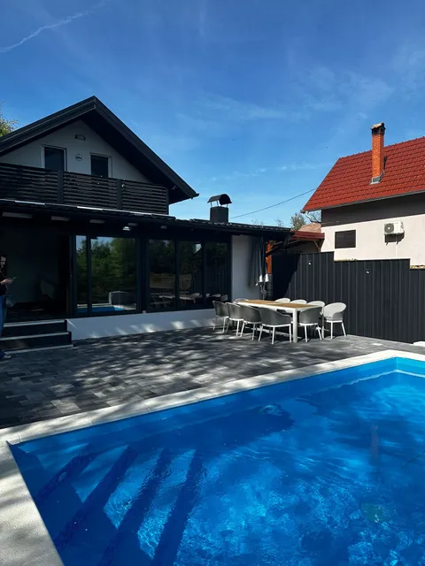 July Holiday House ***