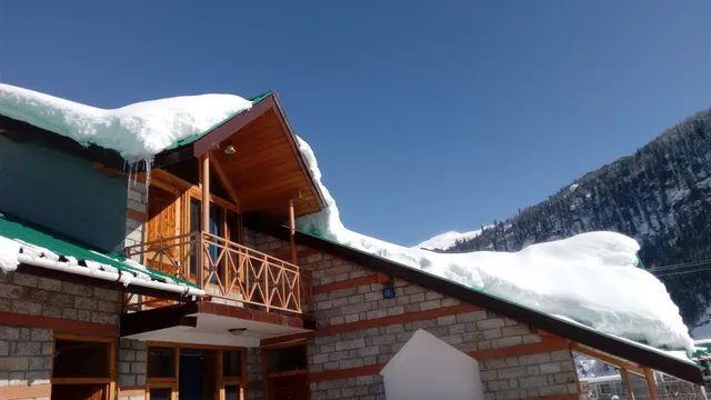 Peak And Snow Cottage