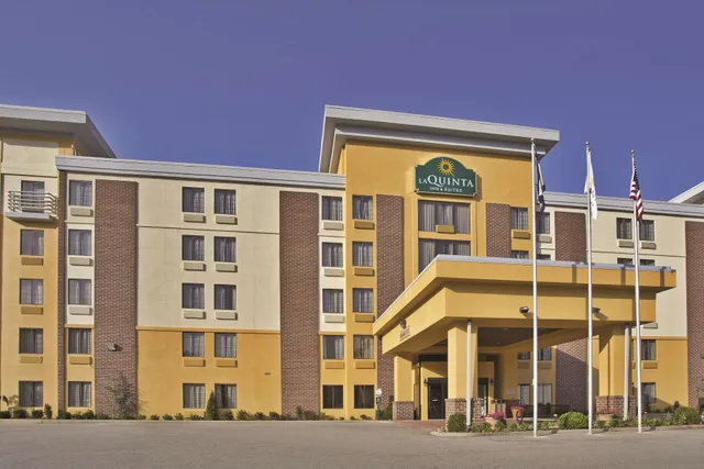 La Quinta Inn & Suites by Wyndham Elkview - Charleston NE