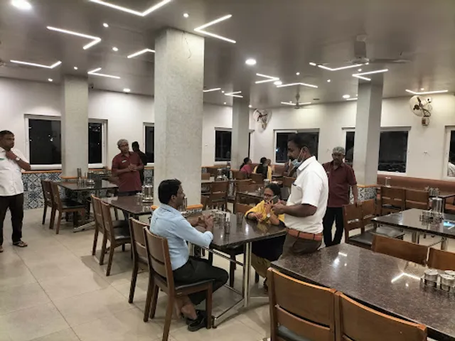 Hotel Thazhakudy Neelakandan