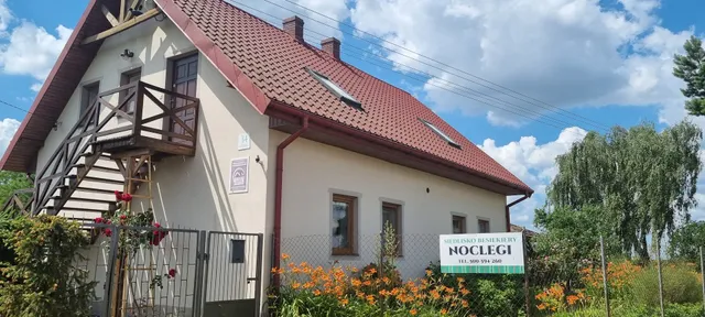 Siedlisko przy ruinach zamku w Besiekierach