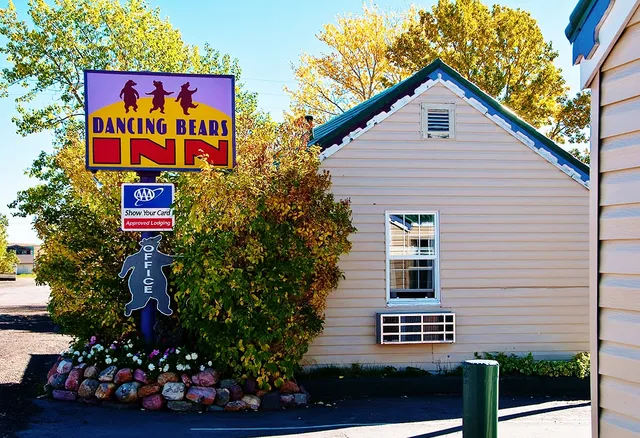 Dancing Bears Inn DB Boutique and Cabins