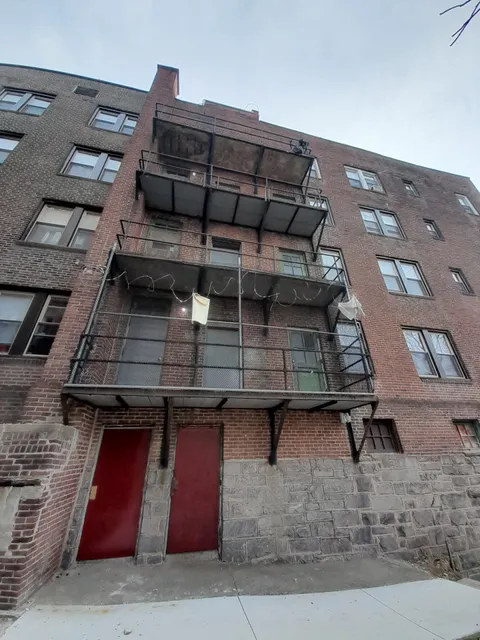 Wayne Manor Apartments