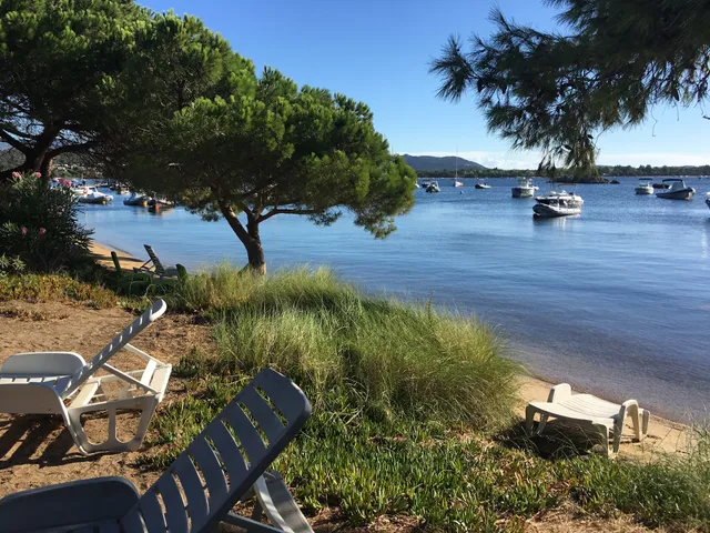les pieds dans l'eau