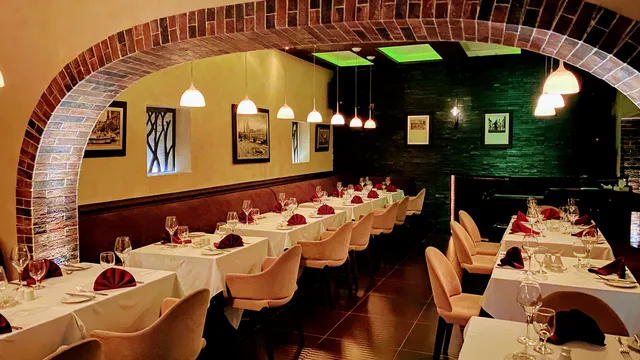 Roma Italian Restaurant & Lounge