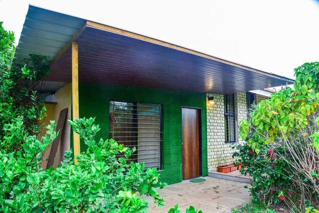 Royal Bee Retreat by SketchClub