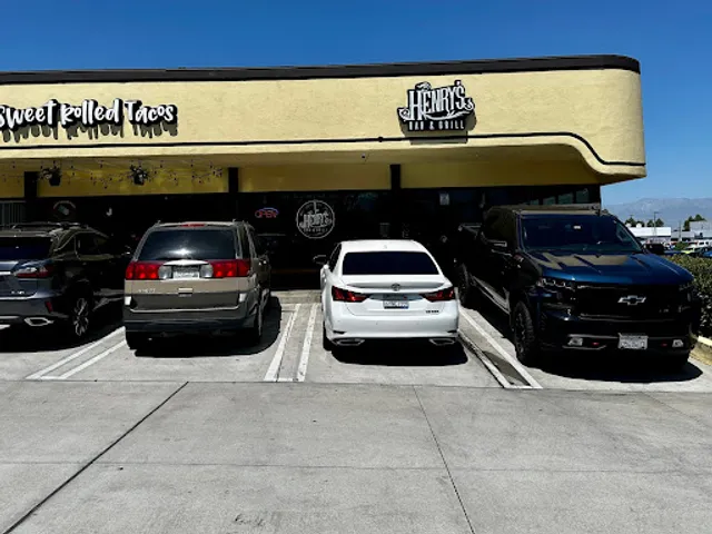 Henry's Bar and Grill