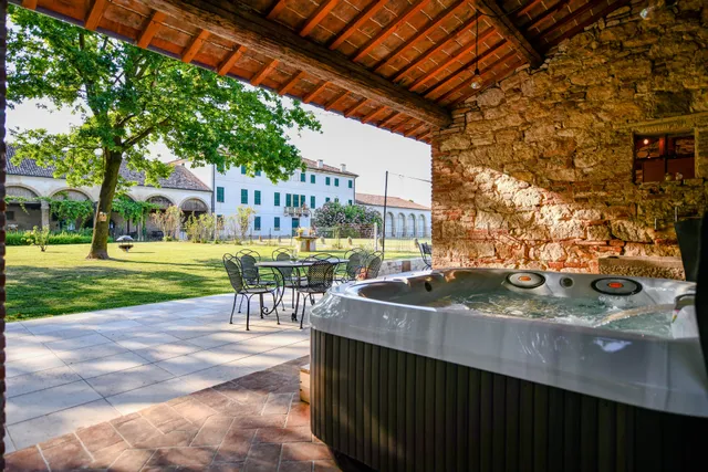 Palazzo Rosso Farm and Holiday Rental Apartments Agriturismo with swimming pool relaxation area with sauna jacuzzi in Longare