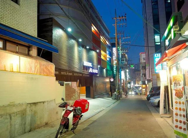 At Noon Hotel Shinchon