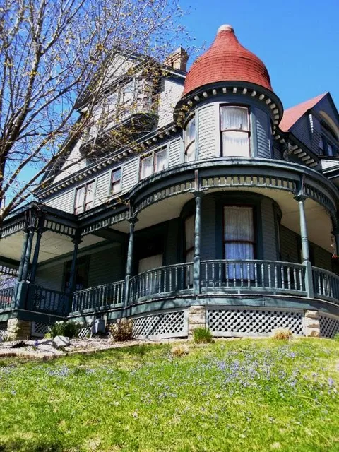 Reagan's Queen Anne Bed and Breakfast