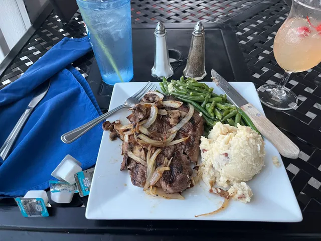 Lakeside Bar and Grille