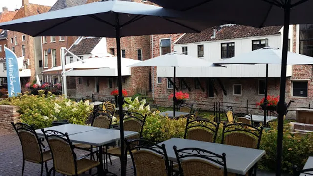 aan tafel bij De DAAMe