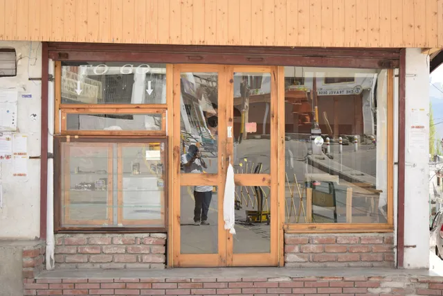 Leh Cafe, restaurant and cafe